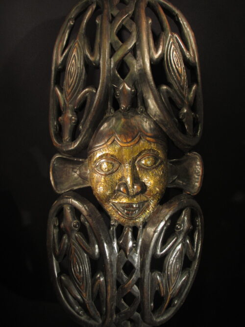 Zeremonialmaske mit Tiermotiven