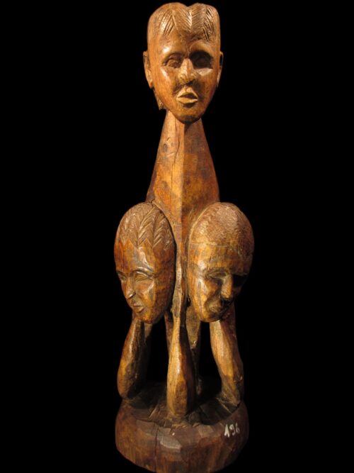 3-köpfige Skulptur auf Rundpodest
