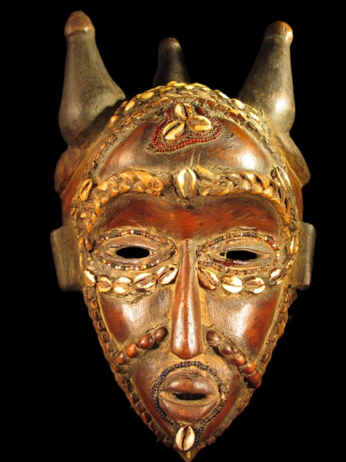 Aufwendig geschmückte Gesichtsmaske mit 3 Zöpfen