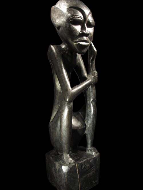 Sitzende männliche Figur