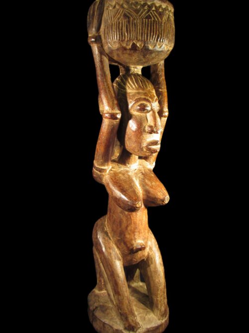 Weibliche Figur mit Schale