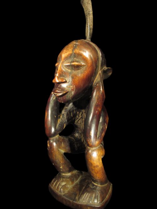 Hockelnde Kraftfigur mit Horn