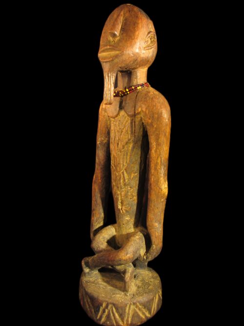 Sitzende männliche Figur