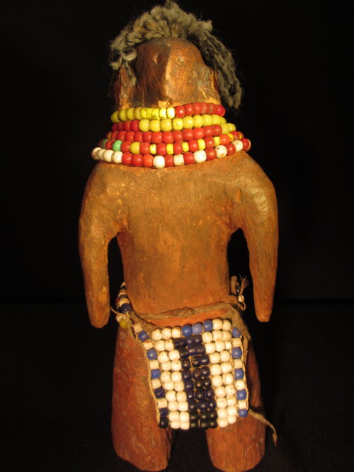 Stehende Puppe mit Perlenschmuck