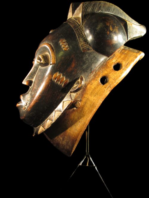 Weibliche kpan Gesichtsmaske mit Bissstab