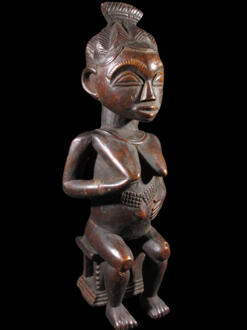 Weibliche Figur auf Hocker